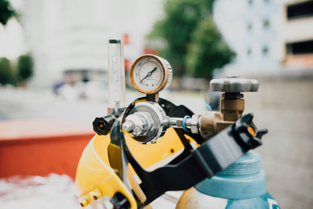 Gas cylinder regulator and pressure gauge